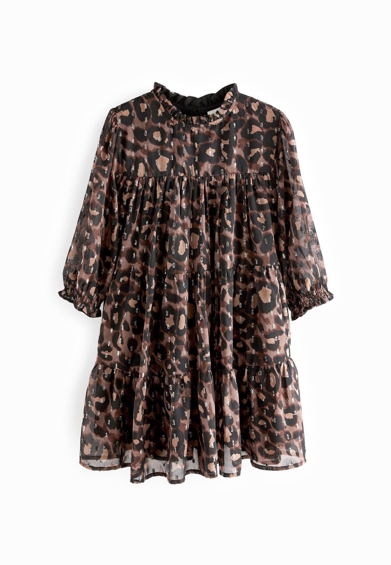 Robe à manches longues imprimée léopard marron et noir avec col à volants et poignets smockés, présentant une silhouette ample à étages.