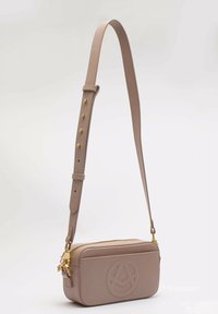 Borsa a tracolla in pelle beige chiaro. Forma rettangolare con hardware dorato e logo embossato. Tracolla regolabile con borchie decorative.