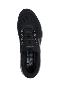 Bottines noires Skechers à enfiler avec une tige en maille respirante, des lacets élastiques, un col rembourré et une semelle extérieure en caoutchouc gris. Comprend une semelle intérieure en mousse à mémoire.