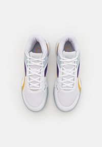 Puma COURT PRO  - Zapatillas de baloncesto - yellow sizzle/team violet