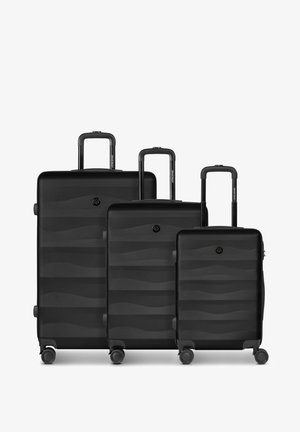Drei schwarze Hartschalenkoffer in kleinen, mittleren und großen Größen mit ausgezogenen, ausziehbaren Griffen und jeweils vier drehbaren Rollen.