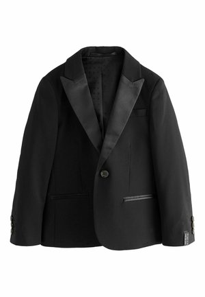 Zwarte smokingjas met een knoop, satijnen puntrevers, twee voorzakken en knoopmanchetten op witte achtergrond.