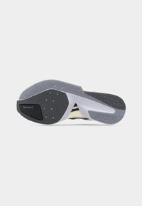 Adidas Adizero Laufschuh mit grauer, strukturierter Sohle und schwarzen Akzenten, leichtem Design und stromlinienförmiger Form für verbesserte Leistung.