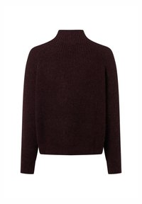 Donkerbruine geribbelde trui met lange mouwen en een korte turtleneck, weergegeven vanuit de achterkant.