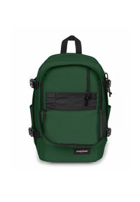 Grön tygryggsäck med en svart dragkedjeförsedd framficka, sidofickor, justerbara axelremmar och logotyp längst ner fram. Slät textur.