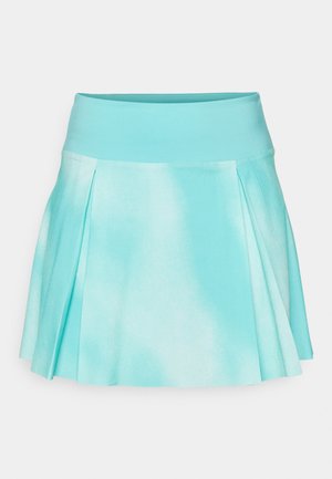 Een geplooide mini-jurk gemaakt van zachte stof in een gradiënt turquoise kleur, voorzien van een gladde tailleband en een lichte textuur.