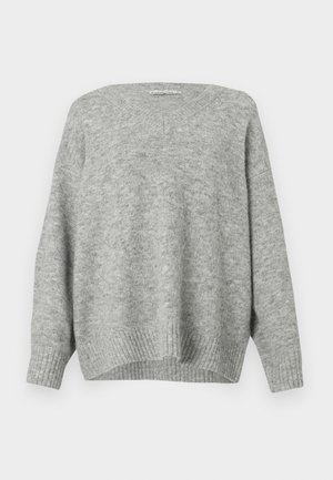 Suéter gris de punto con escote en V, hombros caídos y dobladillo acanalado. La textura suave y el corte relajado mejoran la comodidad y el estilo casual.