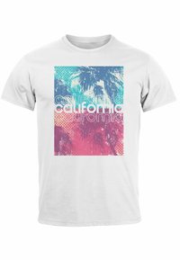 Weißes Baumwoll-T-Shirt mit einer lebhaften Grafik von Palmen in Blau und Pink, überlagert mit dem Wort "California" in fettem weißen Text.