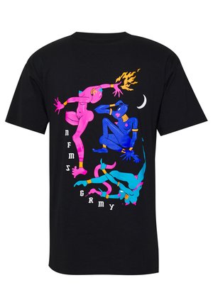 Sort t-shirt med farverige abstrakte menneskelignende figurer i pink, blå og grønblå, hvoraf en har flammer på hånden og en halvmåne i nærheden.