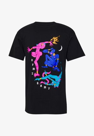 T-shirt noir avec des figures humanoïdes abstraites colorées en rose, bleu et sarcelle, dont une avec des flammes à la main et un croissant de lune à proximité.