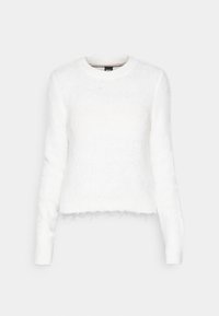 Pull blanc à manches longues, duveteux, avec col rond et ourlet légèrement effiloché, présenté sur un fond gris clair uni.