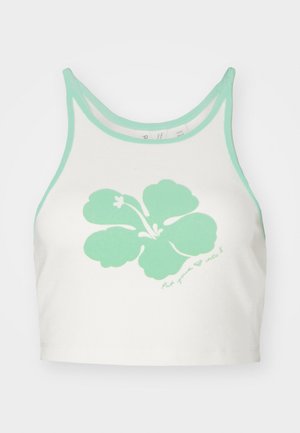 Valkoinen crop top, jossa on mintunvihreä reunus ja suuri mintunvihreä hibiskuskukka -grafiikka edessä, sekä käsin kirjoitettu teksti yksityiskohtana alapuolella.