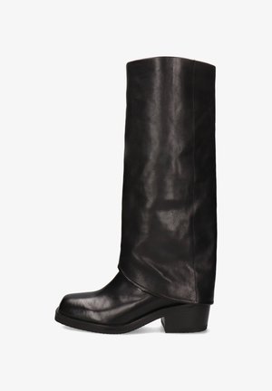 Botas negras de cuero hasta la rodilla con textura lisa, punta redondeada y tacón bajo. La parte superior presenta un diseño con pliegues que crea un interés visual.