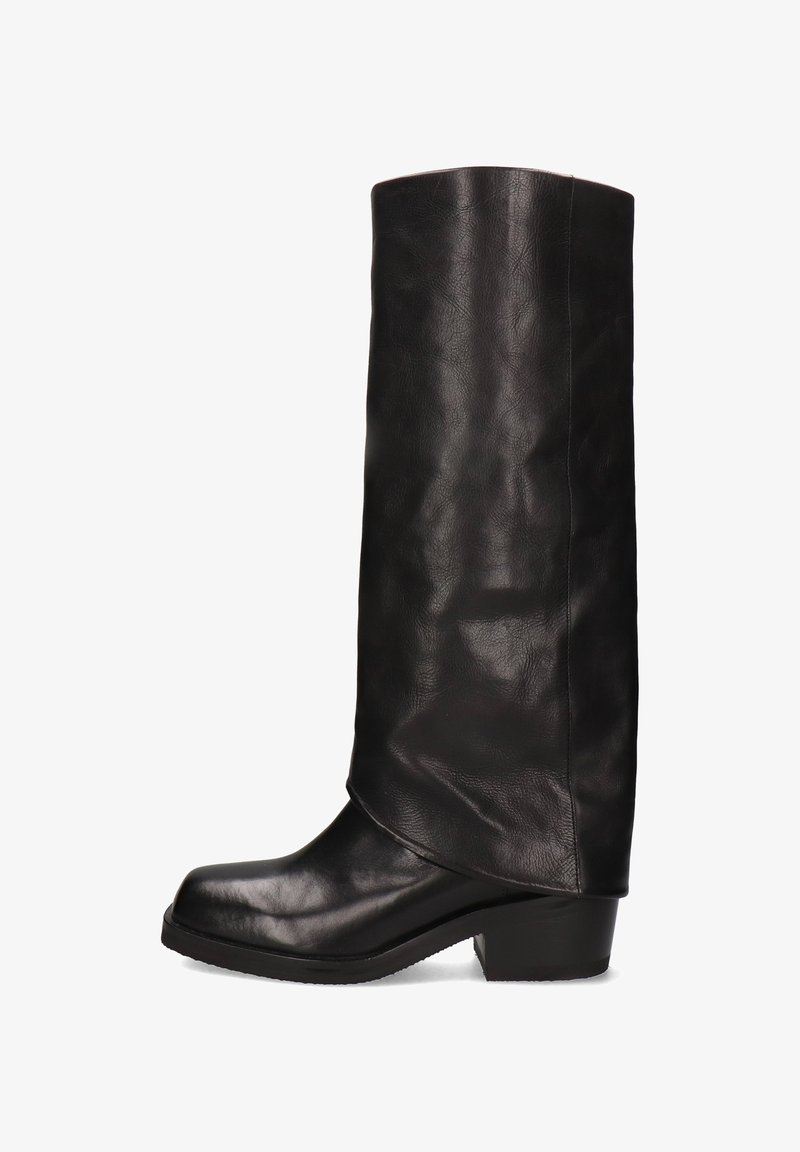 Fekete bőr térdig érő csizma sima textúrával, kerek orral és alacsony sarkú. A felsőrész hajtogatott kialakítású, ami vizuális érdeklődést kelt.