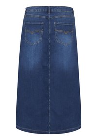 Donkerblauwe denimrok van gemiddelde lengte met een rechte snit, voorzien van twee achterzakken en contrasterende stikdetails.