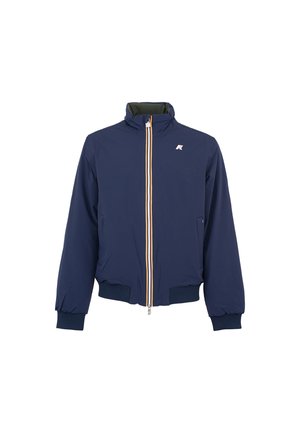 Marine bomberjack met een staande kraag, ritssluiting en geribbelde manchetten. Gekenmerkt door een wit logo en een gele accent langs de rits. Gladde textuur.