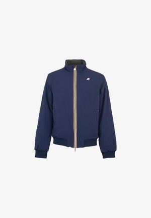 Giacca bomber navy con colletto alto, chiusura a zip e polsini a coste. Presenta un logo bianco e un'accenno gialla lungo la zip. Texture liscia.