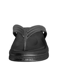 Sandalia de dedo negra con un post de dedo texturizado y una plantilla suave. Presenta una suela negra gruesa para mayor durabilidad.