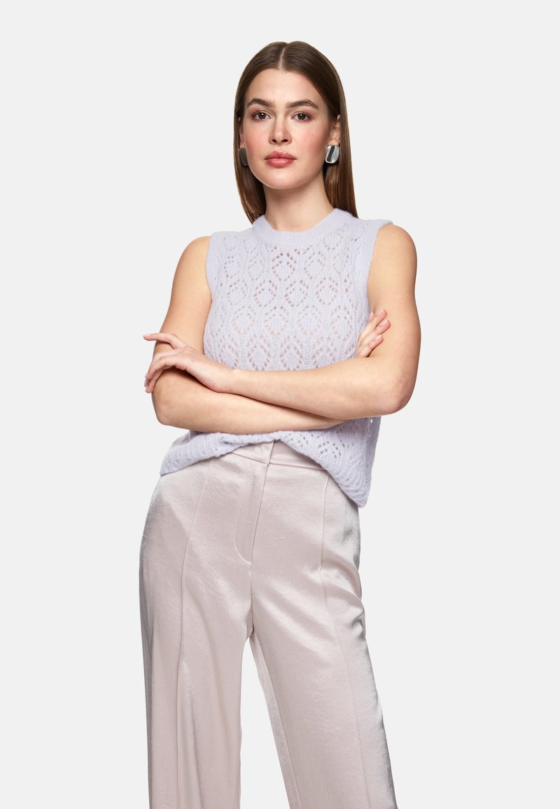 Helllila ärmelloses Stricktop mit strukturiertem Blattmuster, kombiniert mit hellrosa weitem Bein-Hosen, die aus einem sanften und glatten Stoff gefertigt sind.