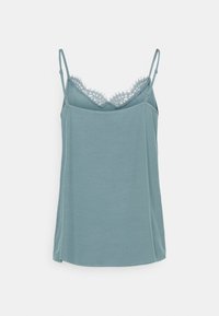 Lysblå camisole med blondekant ved halsudskæringen, spaghetti-stropper, lige skæring og blød stofstruktur. Ingen synlige mønstre eller detaljer.