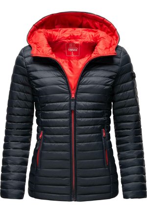 Chaqueta acolchada azul marino con forro interior rojo, cierre frontal con cremallera y bolsillos laterales. Cuenta con un diseño acolchado y capucha para mayor calidez.
