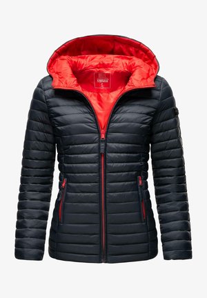 Granatowa kurtka puchowa z czerwonym wnętrzem, zapinana na zamek z przodu oraz z bocznymi kieszeniami. Posiada pikowany wzór oraz kaptur dla dodatkowego ciepła.