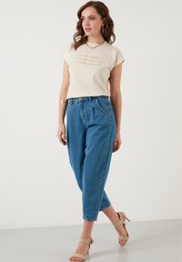 LELA REGULAR FIT - Trükipildiga T-särk - stone colored