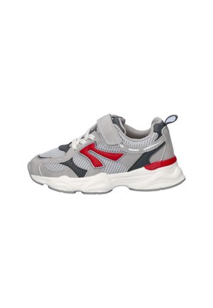 Grijze en witte sportsneaker met rode en zwarte accenten, meshstof, witte veters en een klittenbandsluiting op een witte achtergrond.