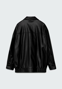 Zwarte faux leren jas met een relaxed fit. Bevat een kraag, elastische tailleband en knoopmanchetten. Soepele, glanzende textuur.