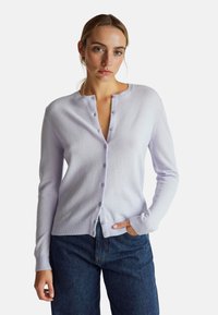 Světle levandulový cardigan na knoflíky vyrobený z měkké tkaniny, s kulatým výstřihem, dlouhými rukávy a žebrovaným lemem a manžetami.