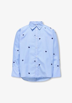 Svijetloplava košulja na kopčanje s bijelim okomitim prugama i raspršenim malim tamnoplave uzorke u obliku srca, dugih rukava i šiljastim ovratnikom.