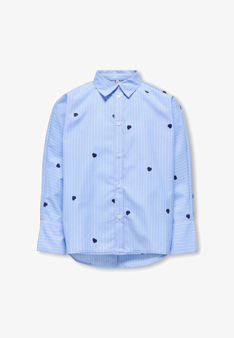Lyseblå skjorte med hvite vertikale striper og spredte små marineblå hjerte-mønstre, lange ermer og spiss krage.