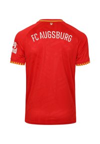Maillot de football rouge avec un motif texturé. Il a des manches courtes, des accents jaunes sur les poignets et "FC Augsburg" imprimé au dos.