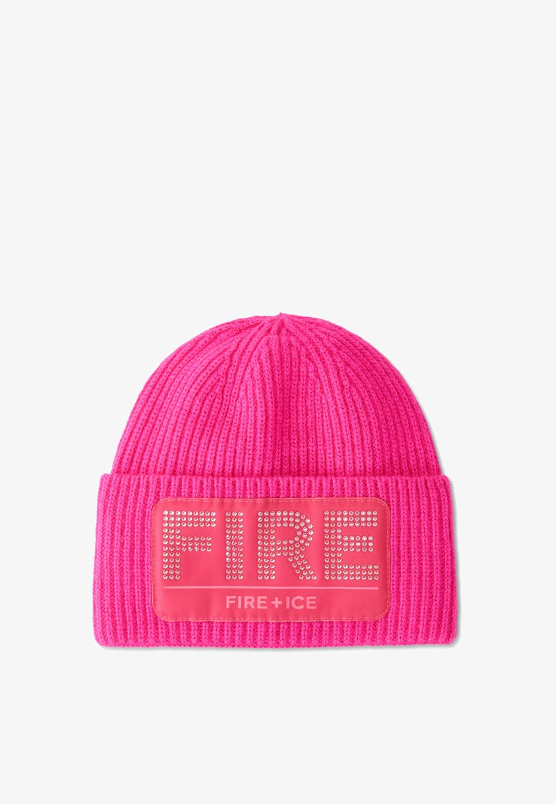 Heldere roze geribbelde gebreide muts met een rechthoekige patch waarop "FIRE" in rhinestones staat en "FIRE + ICE" eronder in reliëf.