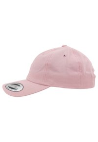 Roze basebalpet met een gebogen rand, gemaakt van stof, met een gestikte textuur en een geborduurd logo op het voorpaneel.