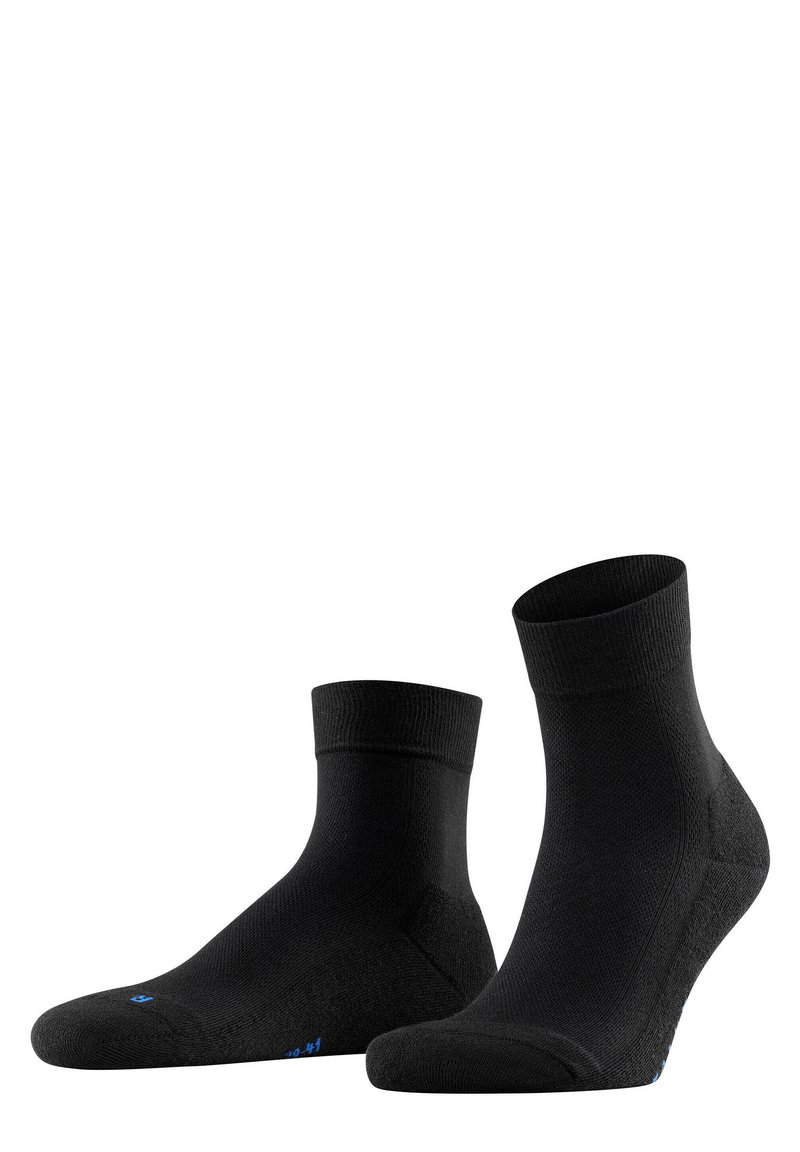 Schwarze Knöchelsocken mit gerippten Bündchen, verstärktem Fersen- und Zehenbereich, strukturiertem Stoff und kontrastierender blauer Nahtdetails an der Sohle.