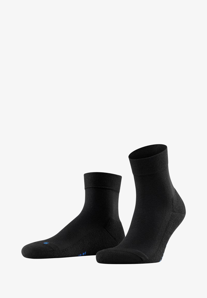Schwarze Knöchelsocken mit gerippten Bündchen, verstärktem Fersen- und Zehenbereich, strukturiertem Stoff und kontrastierender blauer Nahtdetails an der Sohle.