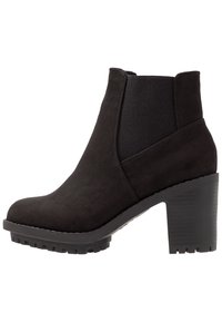 Schwarze Wildleder-Ankle-Boots mit klobigem Blockabsatz, elastischem Seitenpanel und strukturiertem Profil für besseren Halt.