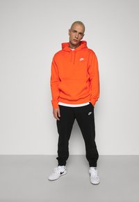 Nike Sportswear SPORTSWEAR CLUB FLEECE - Sweatshirt com capuz - electro orange