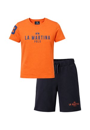 Maglietta arancione a maniche corte con la scritta "La Martina Polo" e il numero 3 sulla manica, abbinata a pantaloncini blu navy con coulisse e logo coordinato.
