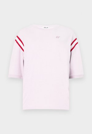 Lys rosa T-skjorte med korte ermer, med røde og hvite dobbelstriper på ermene og liten «BP»-logo på øvre del av brystet.