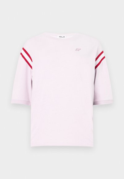 Ροζ ανοιχτόχρωμο κοντομάνικο T-shirt με διπλές κόκκινες και λευκές ρίγες στα μανίκια και μικρό λογότυπο "BP" στο πάνω μέρος του στήθους.