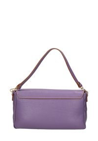 Borsa a tracolla in pelle viola con finitura strutturata, dotata di tracolla marrone e chiusura con zip superiore. Design rettangolare semplice.