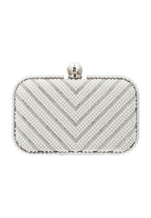 Geantă plic dreptunghiulară albă, decorată cu rânduri de perle și dungi de paiete argintii care formează un model chevron, cu o închizătoare din perlă în partea de sus.