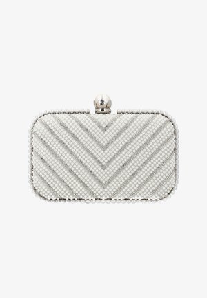 Fehér, téglalap alakú kézitáska, sorokba rendezett gyöngyökkel és ezüst csillámpor csíkokkal díszítve, amelyek halszálka mintát alkotnak, tetején gyöngyös kapoccsal.