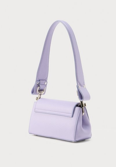 Τσάντα χειρός από δέρμα λιλά με στιβαρό σχήμα, κλείσιμο με καπάκι και αποσπώμενο ιμάντα. Διαθέτει υφή επιφάνειας και ασημένιες μεταλλικές λεπτομέρειες.