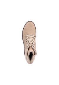 Bottine en suede beige à bout rond, avec un laçage sur le devant et une doublure en fausse fourrure. Coutures renforcées le long de la semelle et des détails sur la languette.