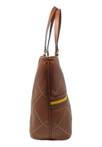 Borsa a mano in pelle marrone con dettagli in borchie, motivo trapuntato e striscia laterale accentata in giallo. Presenta due manici per il trasporto.