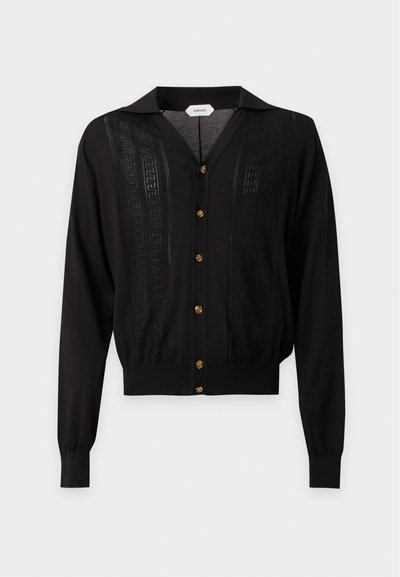Cardigan nero a maniche lunghe con bottoni dorati, motivo verticale sottile nella parte anteriore e un ampio colletto, etichettato Versace all'interno della scollatura.