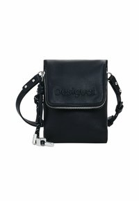 Sac bandoulière en cuir noir avec fermeture éclair, logo "Desigual" en relief, sangle ajustable et accents de quincaillerie décoratifs.